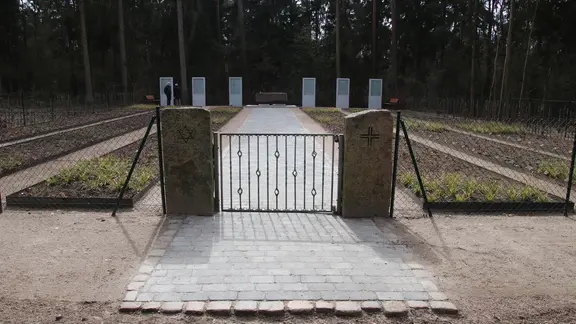 Auf Initiative von Opferverbänden und der Lüneburger Geschichtswerkstatt wurde der Ehrenfriedhof am Lüneburger Stadtrand rekonstruiert. 1956 war die Ruhestätte der Toten vom April 1945 eingeebnet worden. | NDR, Lars Gröning Ehrenfriedhof am Lüneburger Stadtrand.