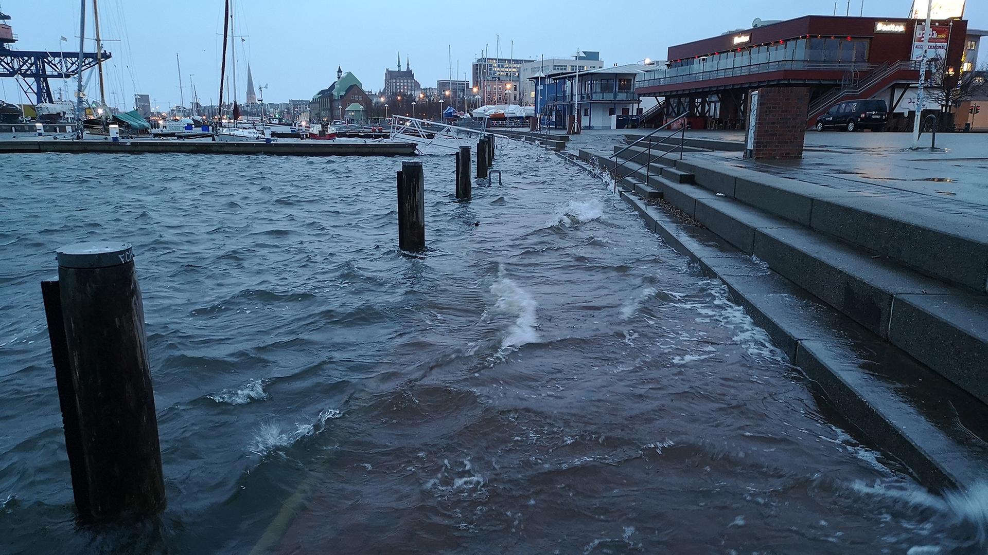 Diskussionen um Hochwasserschutz am Stadthafen Rostock