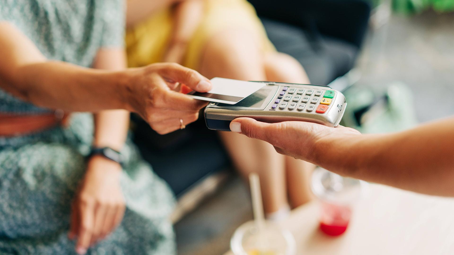 Bezahlen in Dänemark: Digitale Kostenfallen und Bargeld-Tipps