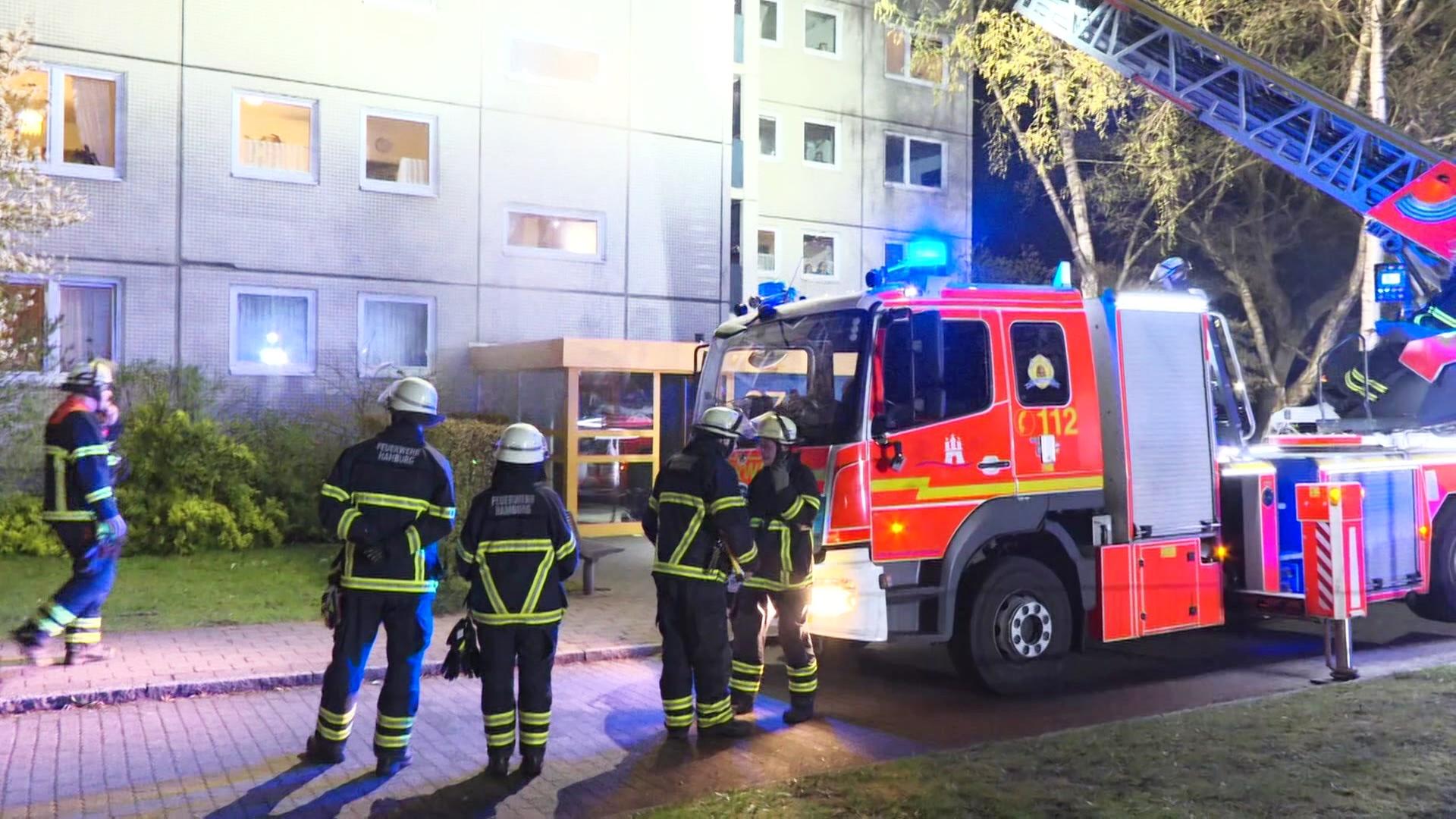 Feuer in Niendorfer Hochhaus: Zwei Menschen schwer verletzt