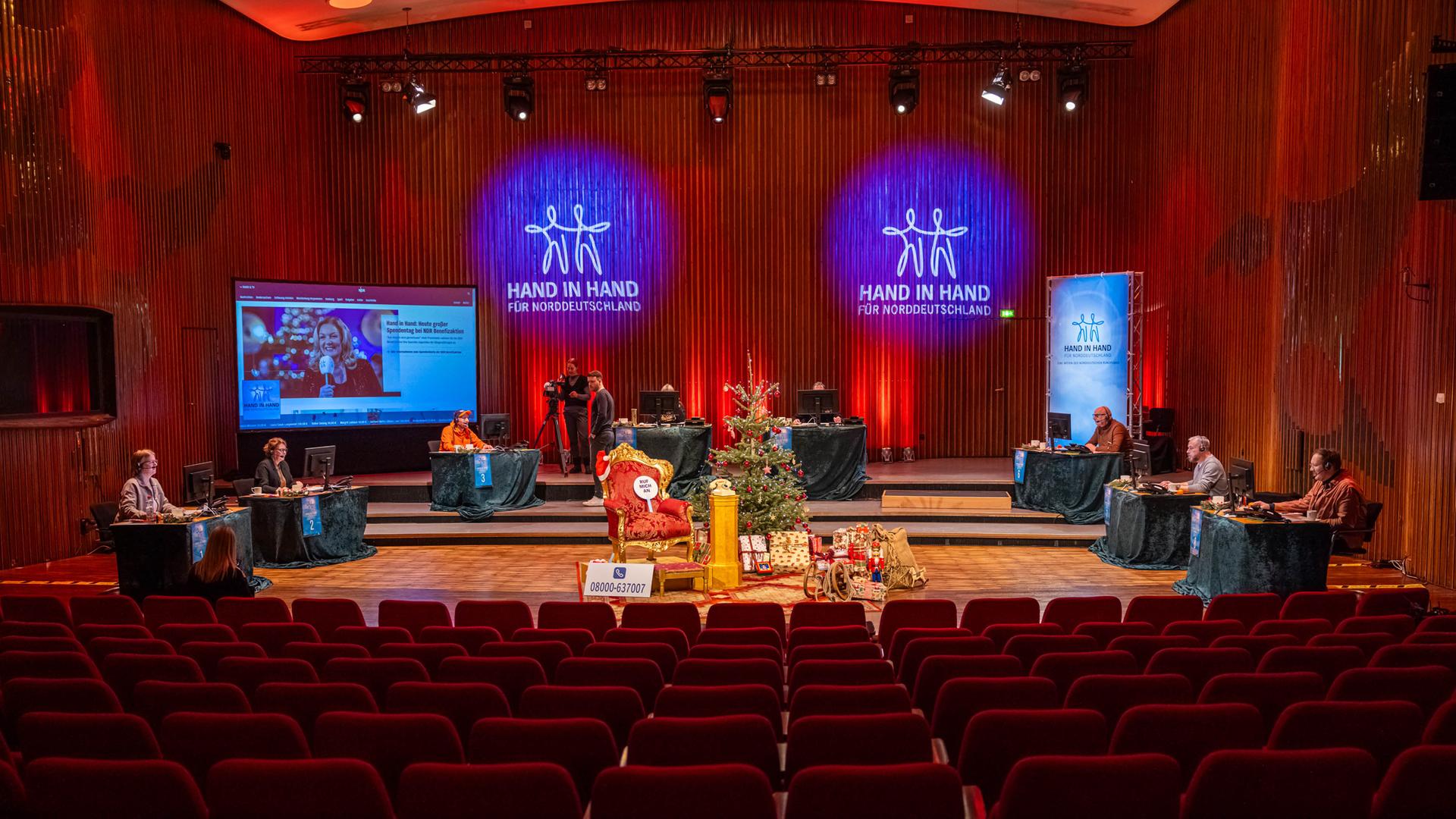 Politiker und Prominente bei der Spendenaktion 