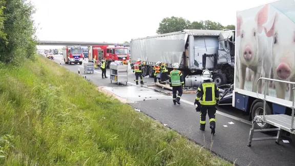 Zwei Lastwagen stehen nach einem Unfall auf der A1 bei Ottersberg.