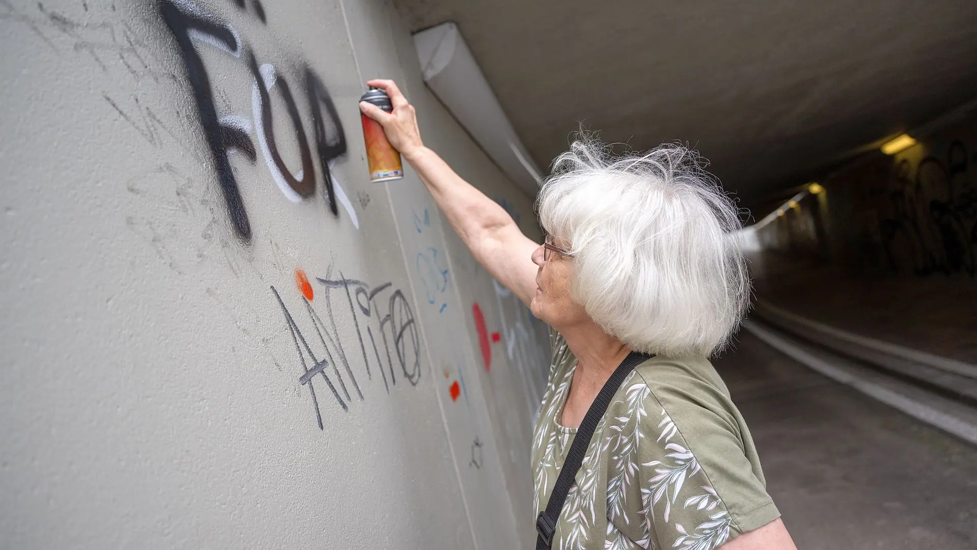 Ihr Werkzeug ist klein, ihre Botschaft groß: Irmela Mensah-Schramm verwandelt Hakenkreuze in Herzen