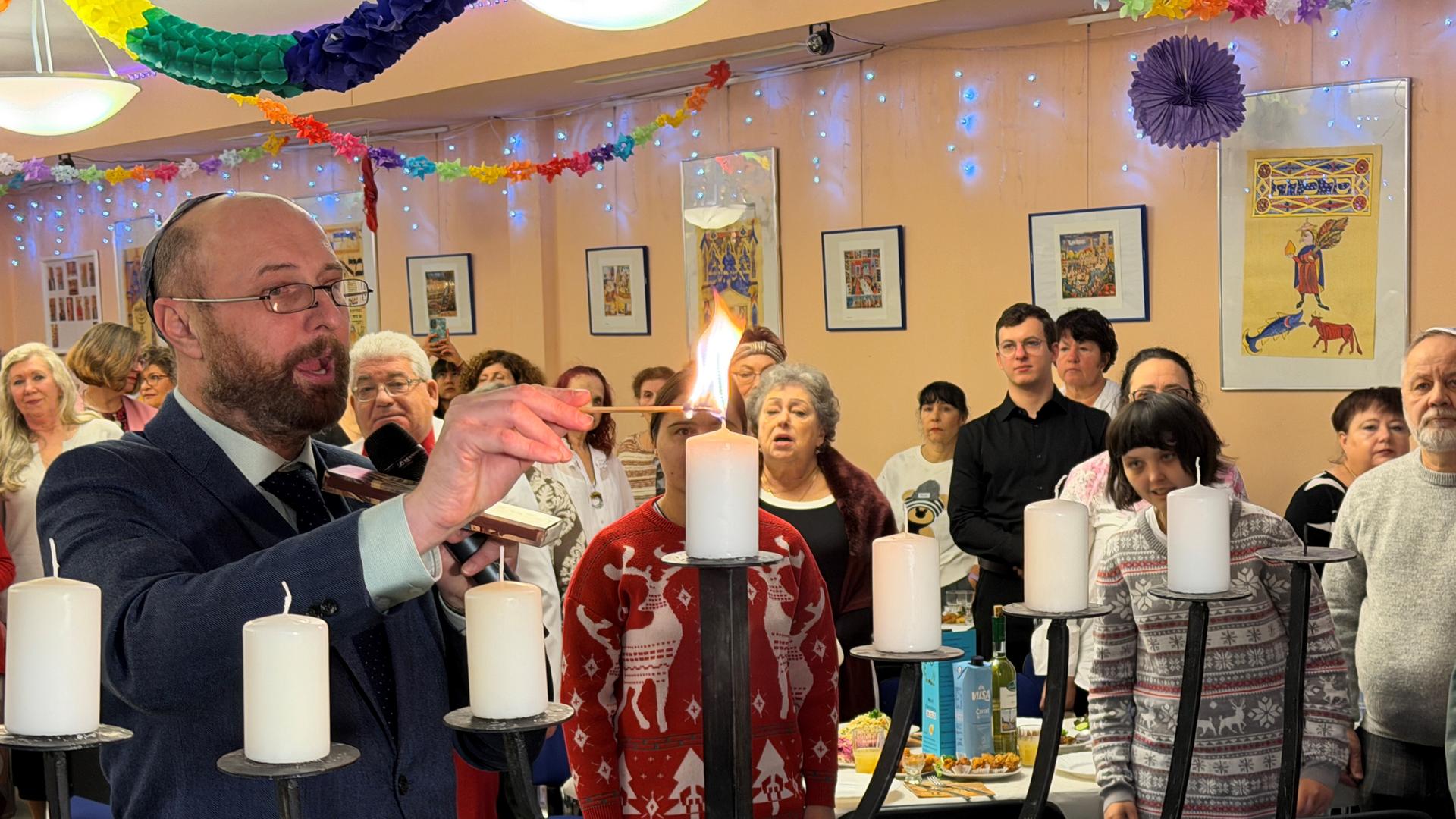 Gemischte Gefühle: Jüdische Gemeinde Rostock feiert Chanukka