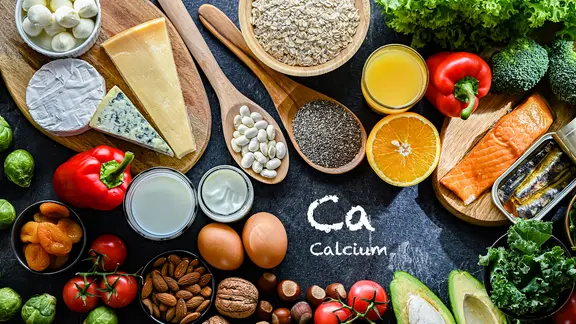 Calciummangel: Lebensmittel mit hohem Anteil an Kalzium liegen auf einem Tisch