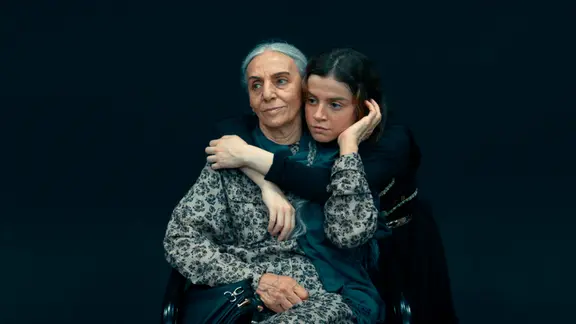 Tarlan (Maryam Boubani) mit Zaras Tochter Ghazal (Ghazal Shojaei).