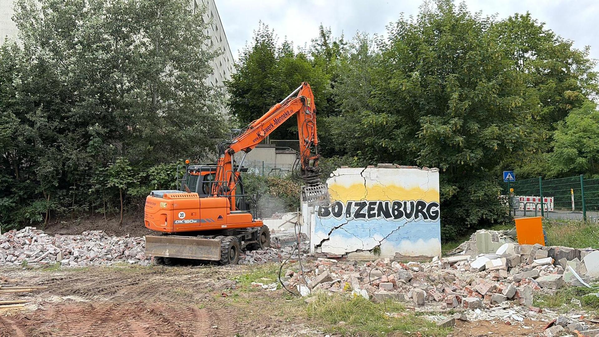 Eine Grundmauer wird von einem Bagger abgerissen. | SG „Motor“ Boizenburg e.V.