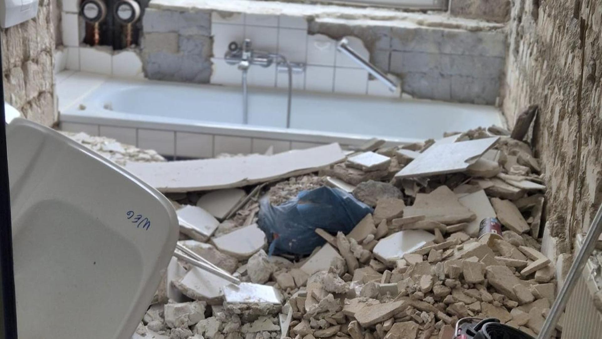 Eine Badezimmer voller Bauschutt. | privat