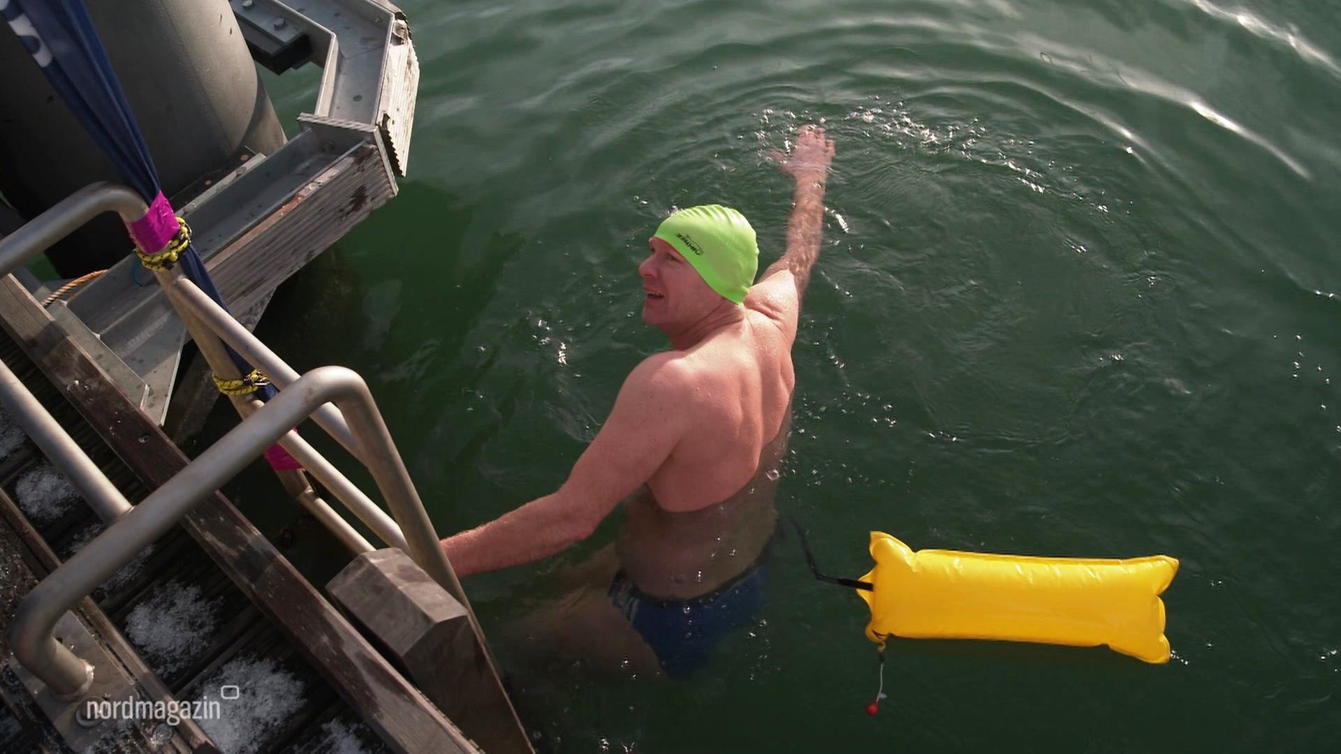 Eisiges Training für die Eisschwimm-WM in Finnland