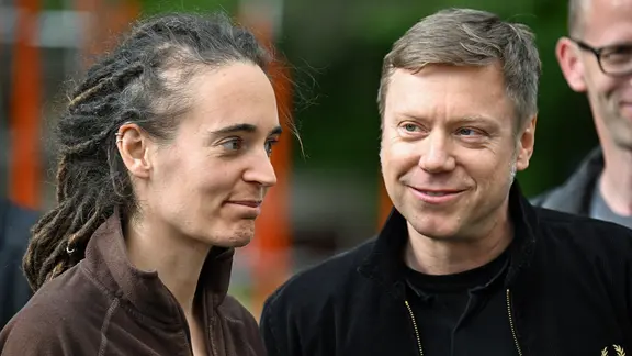 Martin Schirdewan (r.) und Carola Rackete bei einer Wahlkampfveranstaltung der Partei Die Linke.