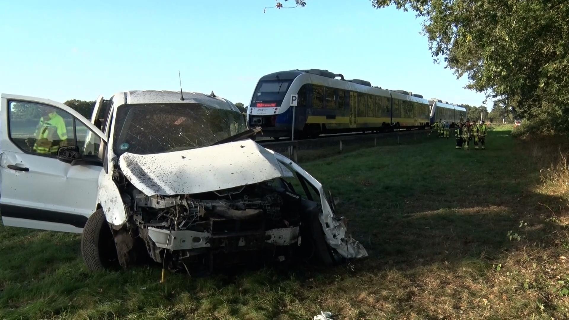 Das Bild zeigt ein Autowrack nach einer Kollision mit einem Zug in Lohne. | Nord-West-Media TV