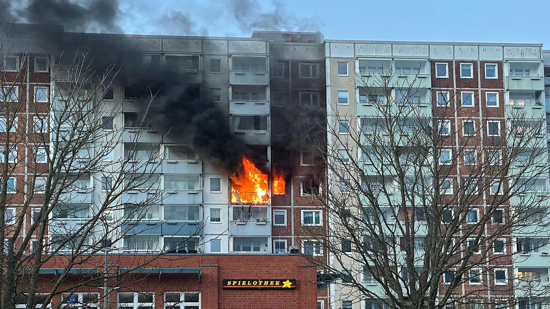 Eine Explosion soll im Sonnenblumenhaus in Rostock-Lichtenhagen einen Brand ausgelöst haben. | Stefan Tretropp