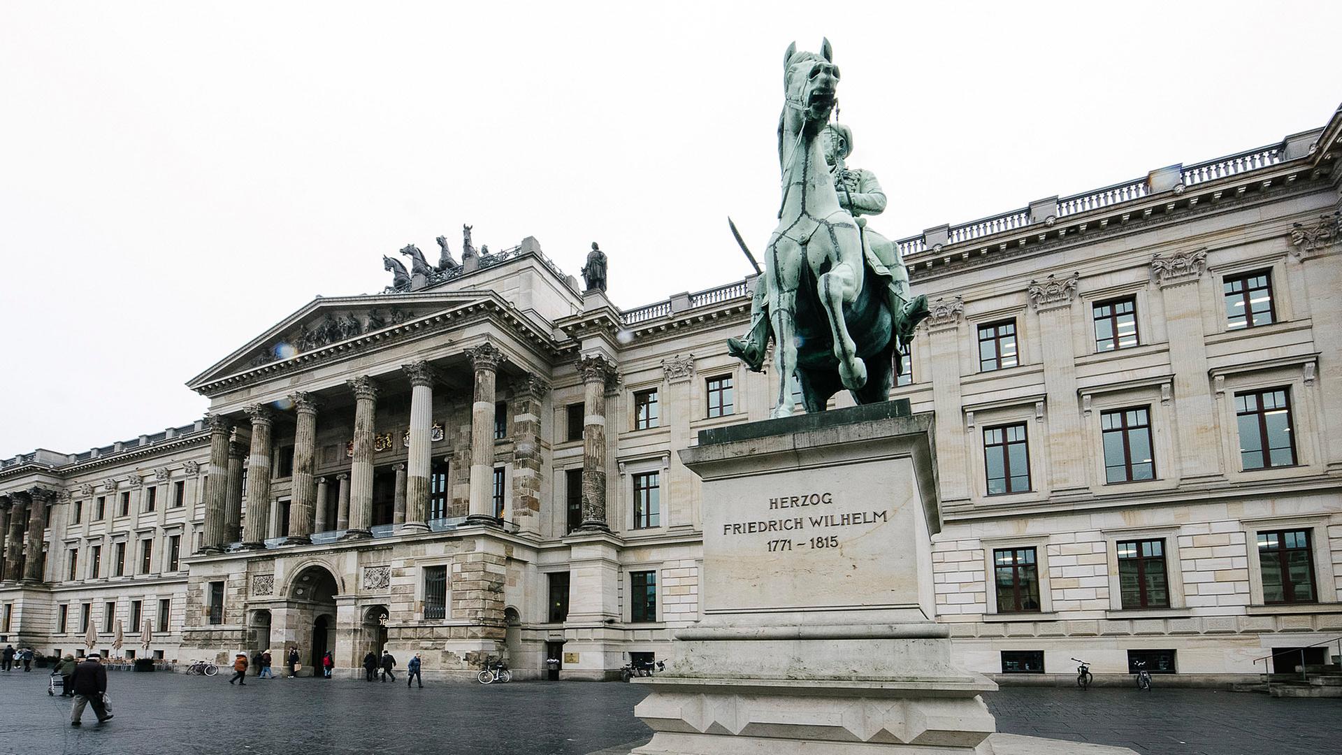Vor dem Braunschweiger Schloss steht die Reiterstatue von Herzog Friedrich Wilhelm. | NDR, Julius Matuschik