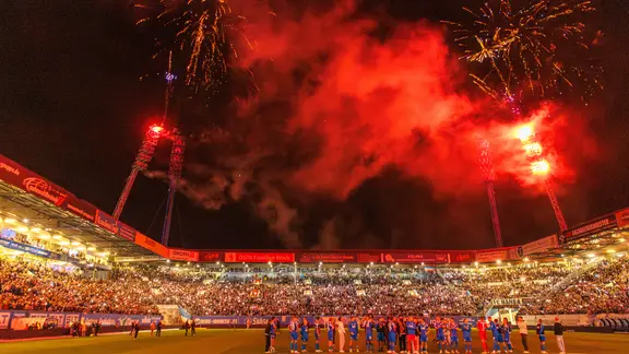 Nach dem Spiel wurden die alten Flutlichtmasten mit einer genehmigten Pyrotechnik verabschiedet.