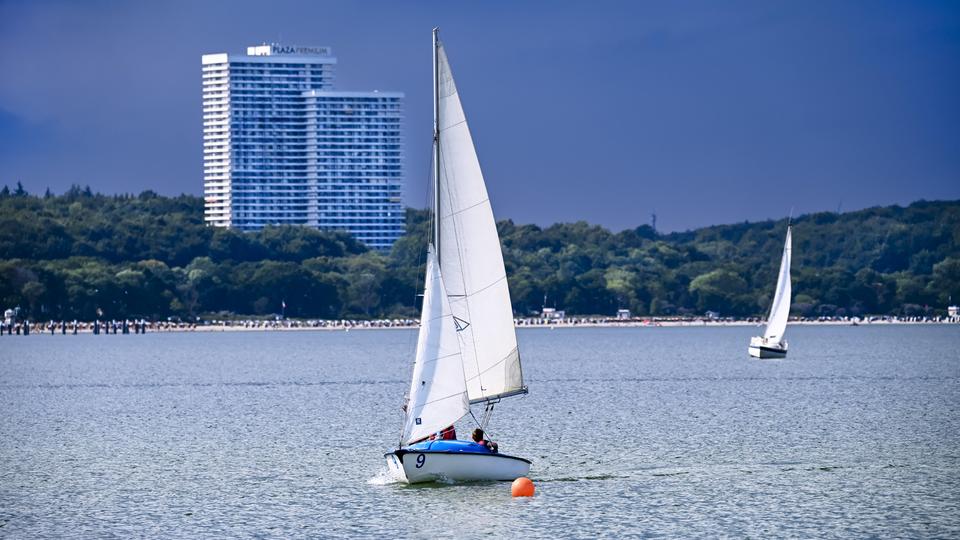 Die Anschaffung von einem Segelboot kann sehr unterschiedlich stark zu Buche schlagen. Während große neuere Segelyachten oft sechstellige Beträge kosten, sind kleine gebrauchte, aber segelfertige Jollen auch schon für etwa 500 Euro zu bekommen. | picture alliance / CHROMORANGE, Christian Ohde Segelboot auf der Ostsee in Niendorf, Timmendorfer Strand.