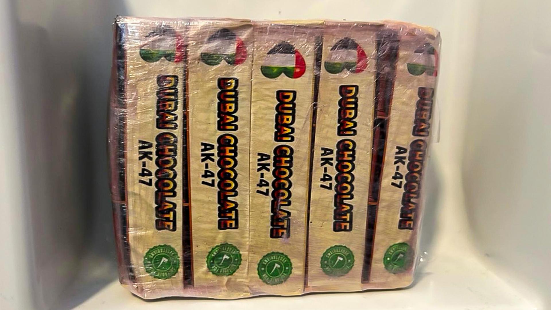 Mehrere Packungen Cannabis getarnt als Dubai-Schokolade im Kühlschrank. | Zollfahndungsamt Hannover