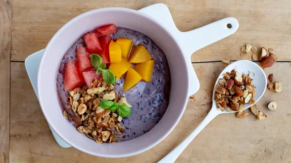 Fruchtsalat mit Granola (Früchtecrunch) | ndr.de