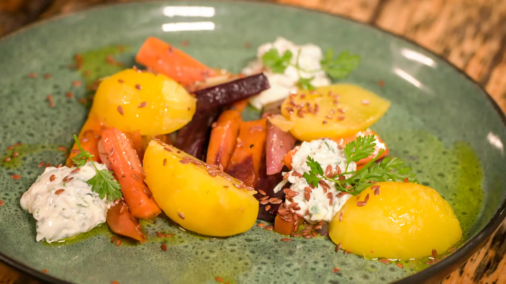 Ofengemüse mit Pellkartoffeln und Kräuterquark | ndr.de