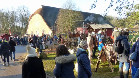 Rund um den historischen Kuhstall gibt es Kunsthandwerk und Kulinarisches. | Gut Bossee Besucherinnen und Besucher auf dem Weihnachtsmarkt von Gut Bossee rund um den historischen Kuhstall
