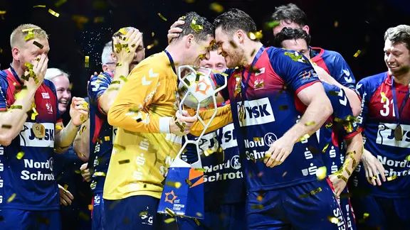 Kevin Möller (l.) und Johannes Golla von der SG Flensburg-Handewitt feiern den Gewinn der European League.