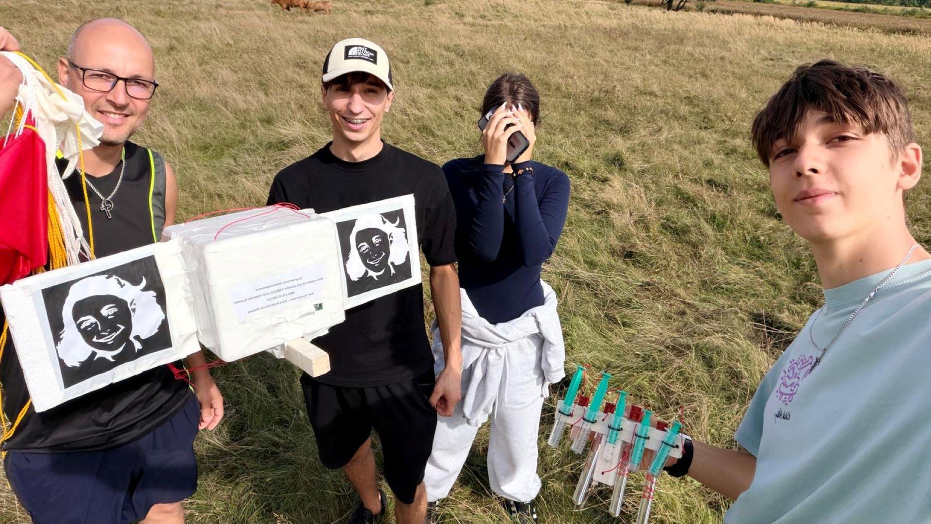 Kacper Zator und seine Freunde haben den Wetterballon gefunden. | Kacper Zator