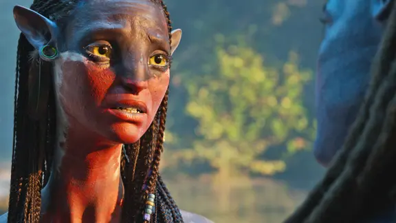 Eine N'avi mit gelben Augen schaut traurig - Szene aus James Camerons Avatar drei "Fire and Ash"