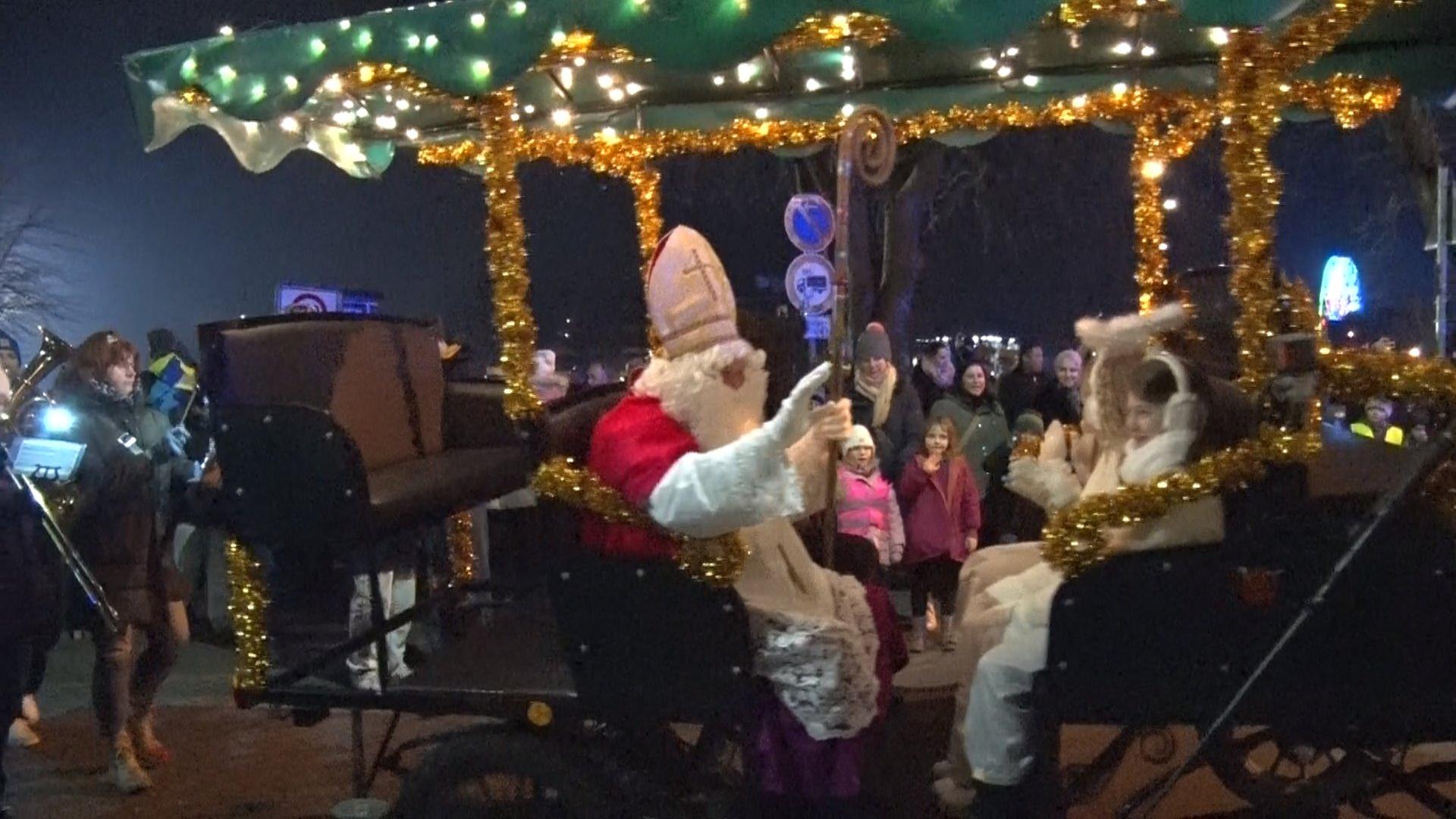 Der Nikolaus bei einem Umzug in Meppen auf einem Pferdewagen. | Nord-West-Media TV