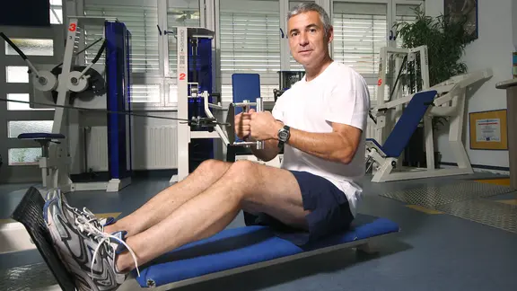 Ein Mann beim Workout in einem Sportstudio.