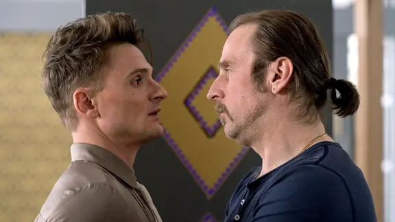 Schotty (Bjarne Mädel, re.) ist von Fanny Fees (Florian Lukas, li.) Zauberkünsten wenig beeindruckt.