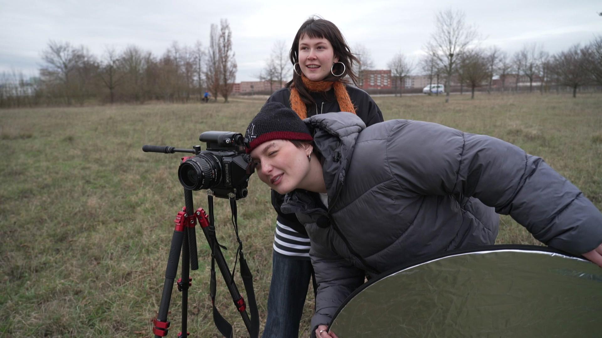 Emmo Lautenbach und Clara Bertlich fotografieren | NDR