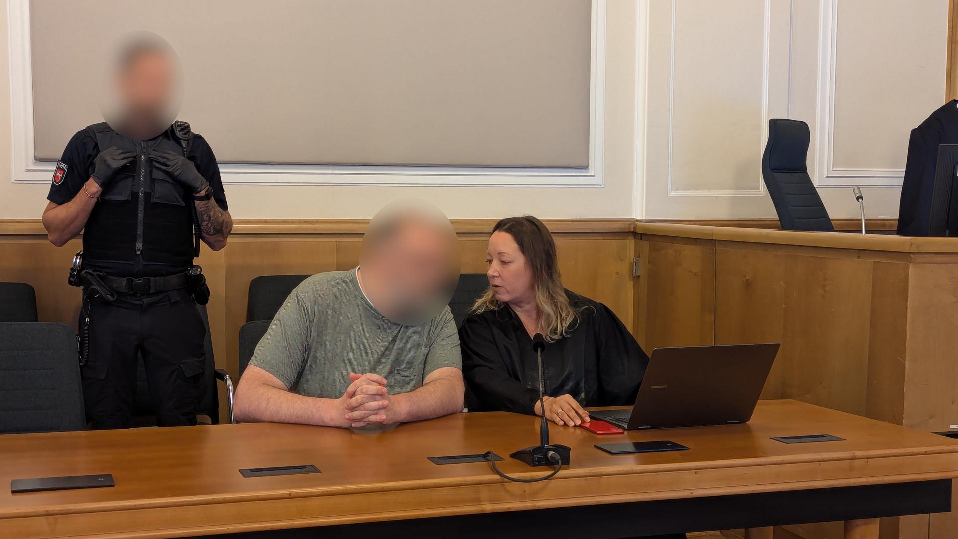 Ein Angeklagter sitzt neben seiner Verteidigerin in einem Gerichtssaal. | NDR, Ann-Kathrin Hegger