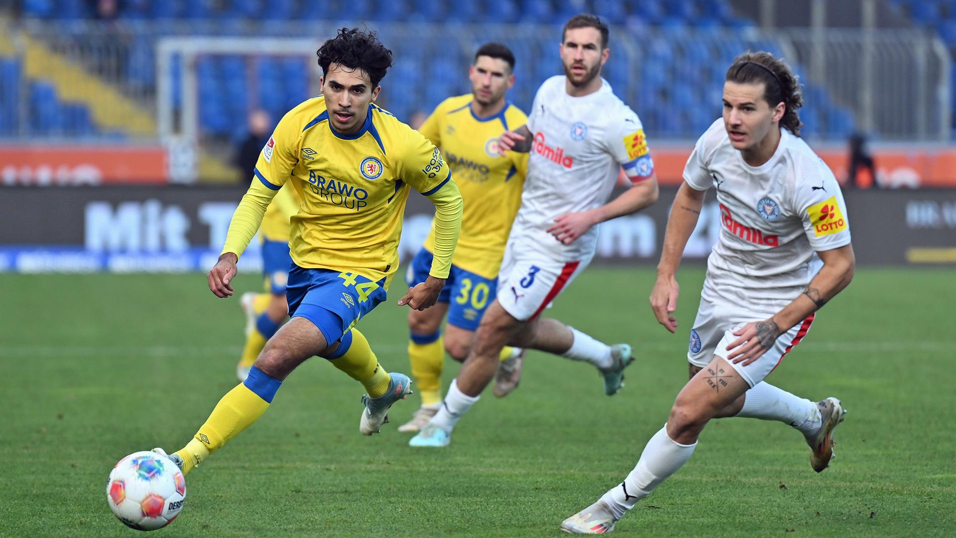 Remis im hitzigen Nordduell zwischen Eintracht Braunschweig und Holstein Kiel