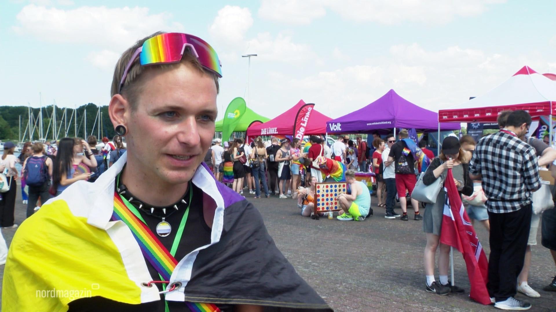 "Wir sind überall. Nie wieder still!" - CSD in Rostock