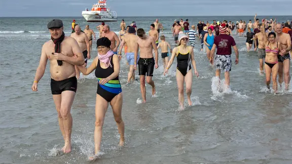 Hobbyschwimmer beim traditionellen Anbaden in der Ostsee am Neujahrstag in Prerow