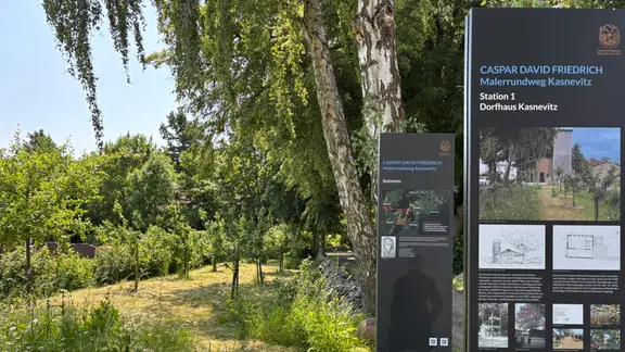 Zwei Informationstafeln des LEADER-Projekts Malerrundweg Kasnevitz.