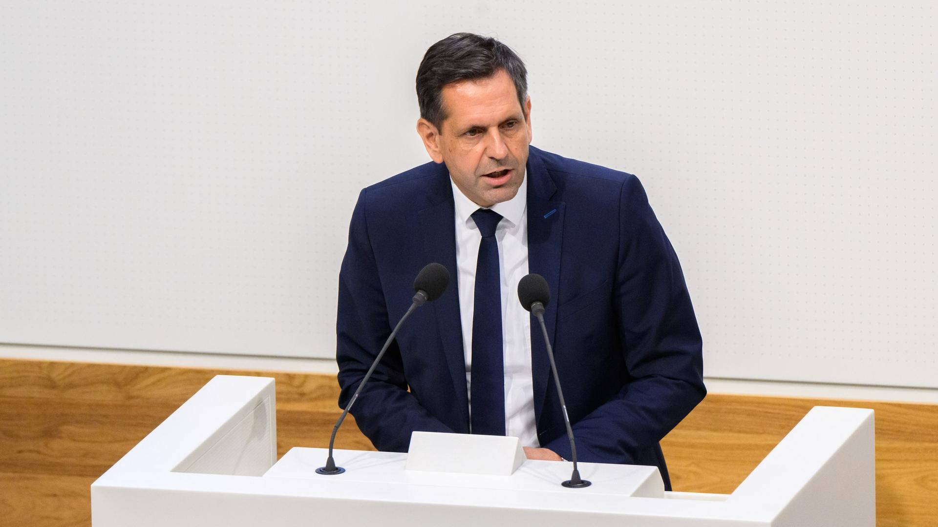 Ministerpräsident Olaf Lies steht am Rednerpult im Niedersächsischen Landtag | picture alliance/dpa | Julian Stratenschulte