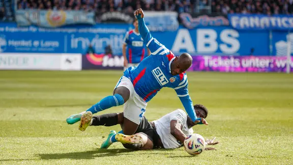 Christian Kinsombi stürzt über Joel Agyekum vom FC Viktoria Köln 1904