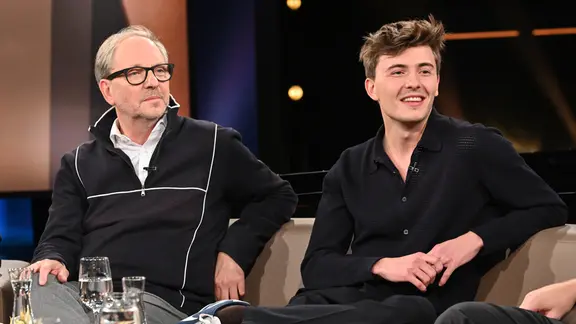 Der Musiker und Humorist Olli Dittrich und sein Sohn Jonathan Henrich sind zu Gast in der NDR Talk Show am 27. September 2024.