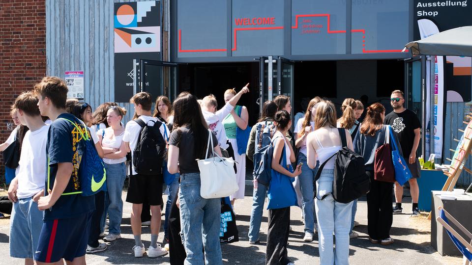 Das Young Waterkant Festival richtet sich vor allem an Neuntklässer. | SEEDs Junge Leute stehen am Eingang zum Young Waterkant Festival in Kiel
