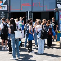 Junge Leute stehen am Eingang zum Young Waterkant Festival in Kiel