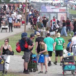Viele Menschen am Anreisetag beim Hurricane-Festival in Scheeßel.
