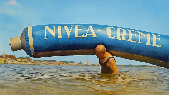Ikonisches Design: Blaue Nivea-Dose erobert ab 1925 die Welt | ndr.de