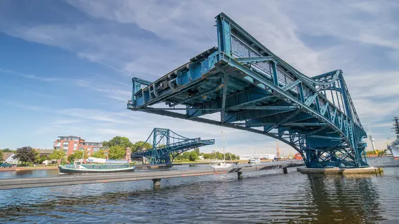 Die geöffnete Kaiser-Wilhelm-Brücke in Wilhelmshaven.