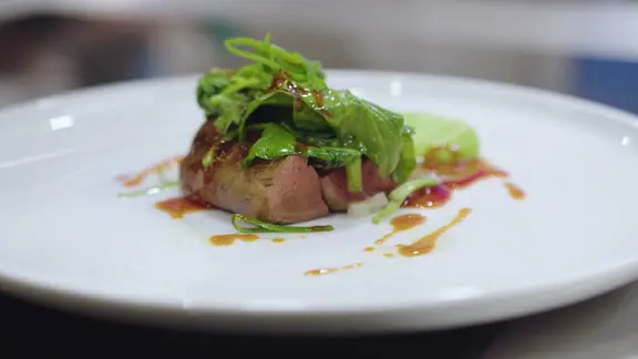 Ein Stück Fleisch ist auf einem Teller angerichtet.