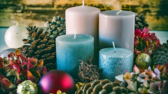 Adventsschmuck mit vier Kerzen.