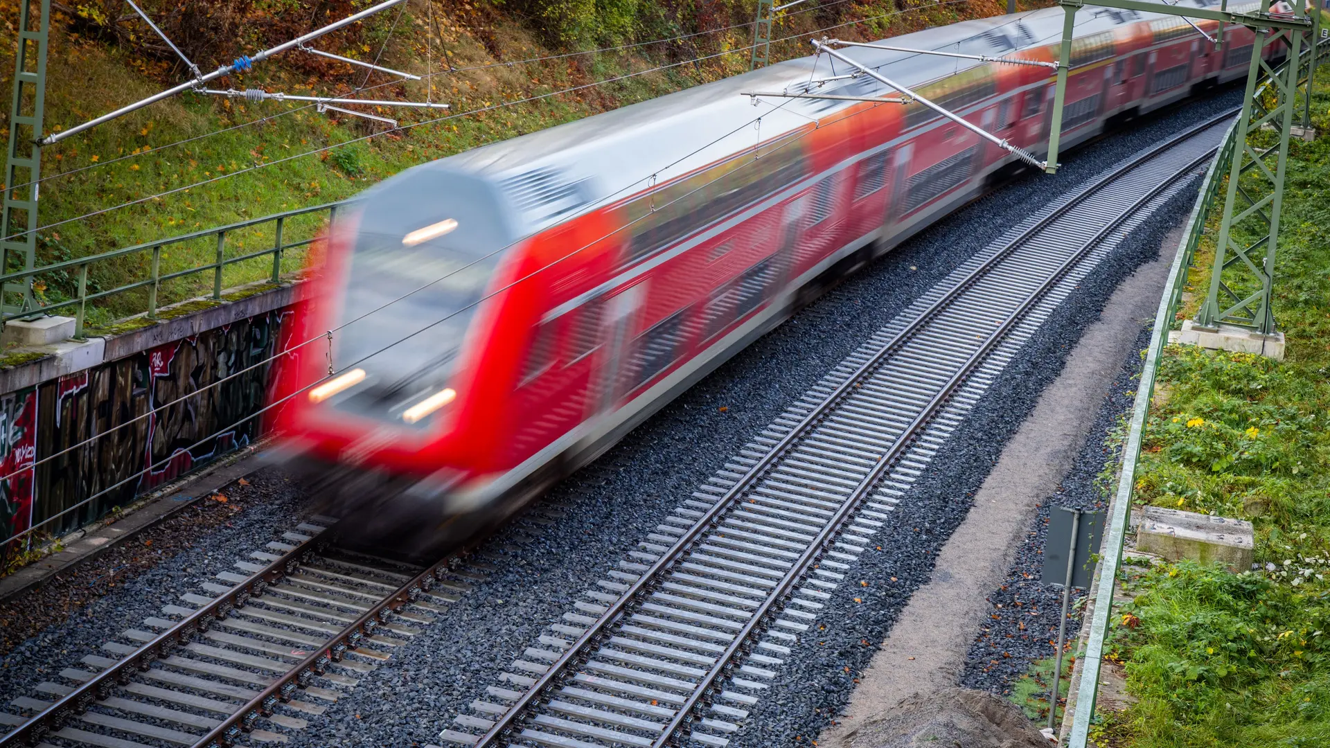 Bahnstrecke Hamburg-Berlin: Ersatzverkehr aus MV besteht Pendlertest Bahnstrecke Hamburg-Berlin: Ersatzverkehr aus MV besteht Pendlertest