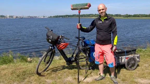 Sechzig Kilometer pro Tag: Radwegwart Daniel Barten kennt jede Kurve des Rostocker Radwegnetzes und die schlimmen Ecken. Wo die spitzen Scherben liegen und der rutschige Sand.