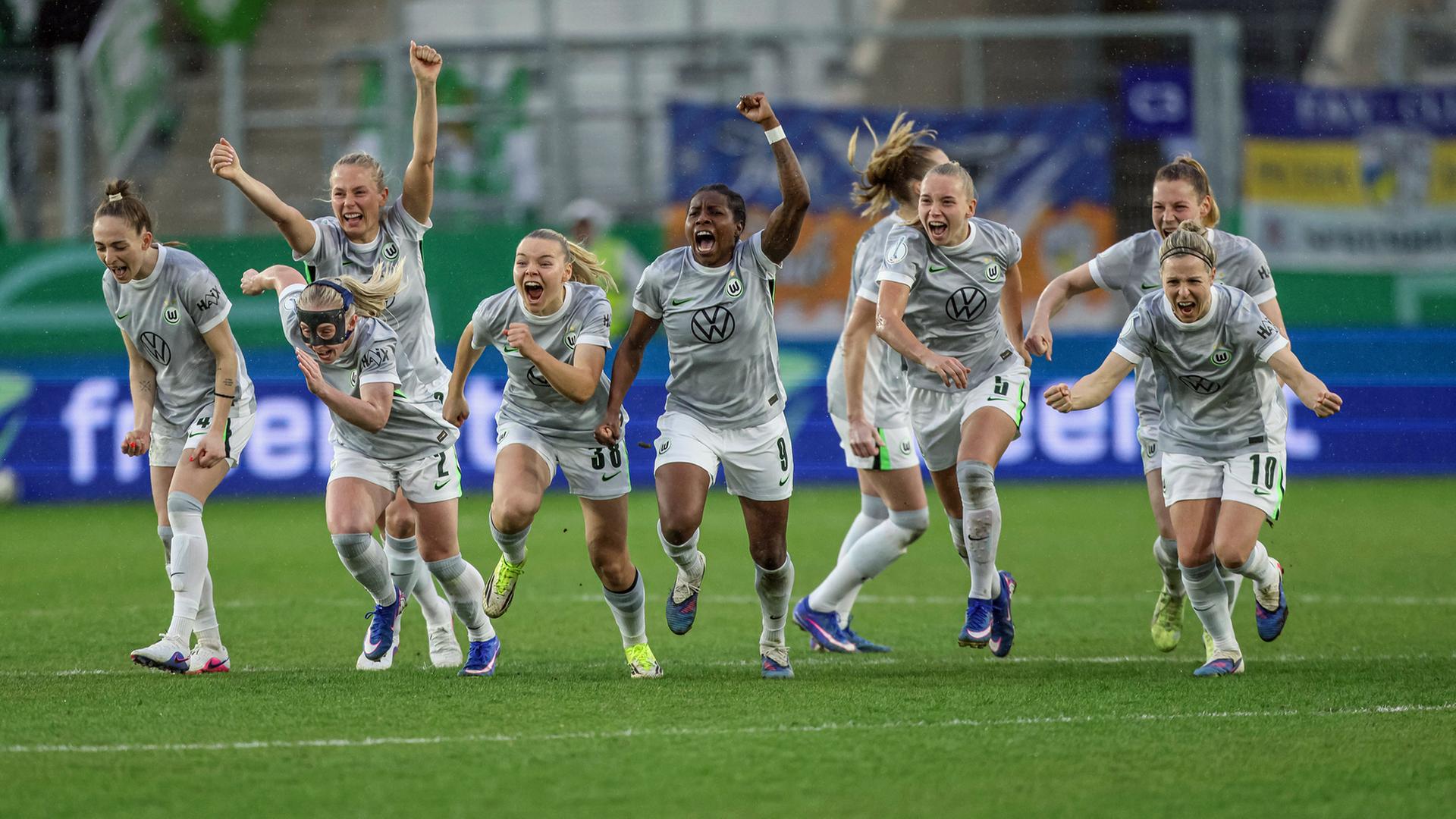 Wolfsburgs Spielerinnen jubeln | Imago Images/HMB Media