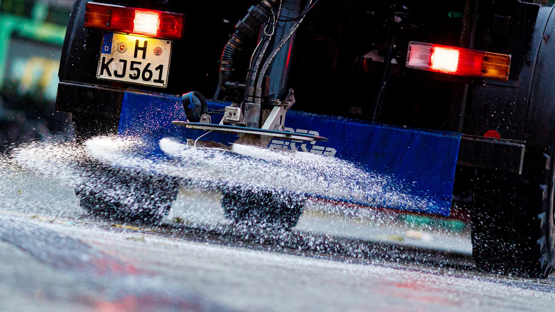 Ein Streufahrzeug verteilt am Morgen Streumittel in der Innenstadt Hannovers. | picture alliance/dpa, Moritz Frankenberg