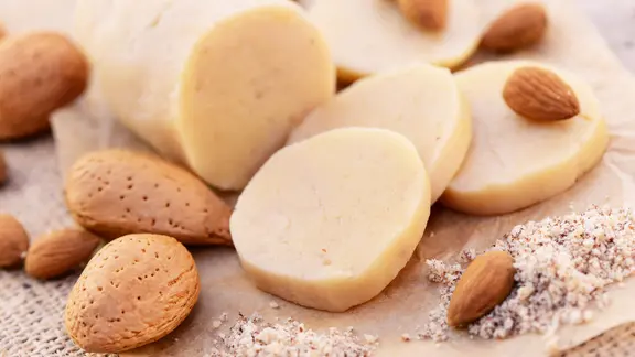 Marzipan und Mandeln auf Backpapier. | fotolia, photocrew Marzipan und Mandeln auf Backpapier.